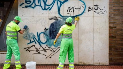 Operarios de limpieza del ayuntamiento actúan sobre un grafiti. / Ayuntamiento de Zaragoza