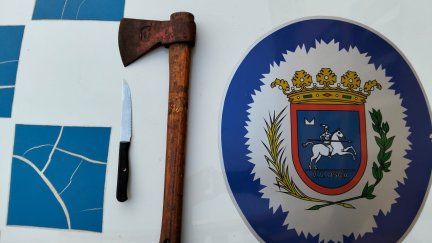 Hacha y cuchillo intervenidos a los dos sospechos de la agresión. | Ayuntamiento de Huesca