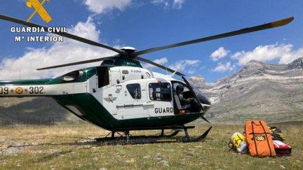 Imagen de un helicóptero en el Pirineo oscense. / Guardia Civil