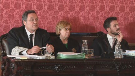 García Ortiz, vistiendo la toga de fiscal junto a sus abogados / Aragón TV
