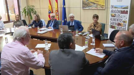 El consejero de Agricultura, Javier Rincón se ha reunido con representantes de las principales empresas del sector avícola. / Aragón TV