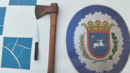 La policía se incautó de un hacha de unos 30 centímetros de mango y 12 de hoja, y de un cuchillo de cocina. / Ayuntamiento de Huesca