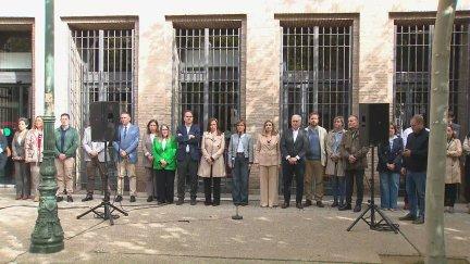 Minuto de silencio a las puertas del edificio Pignatelli. / Aragón TV