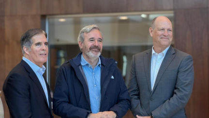 El presidente de Aragón Jorge Azcón junto a David Robey y Tag Greason, codirectores ejecutivos de QTS./ Gobierno de Aragón