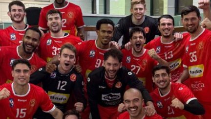 La plantilla del Bada Huesca celebra la clasificación copera en Oviedo
