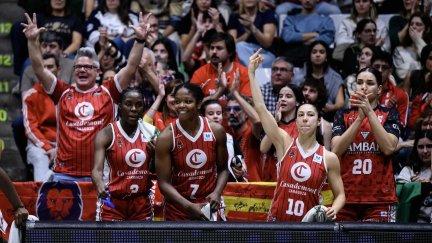 Casdemont Zaragoza celebrando un triple junto a la afición. Foto: X @CasademontBZ