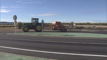 Durante la visita, López ha anunciado la renovación del firme en la A-1209 entre la A-23 y Gurrea de Gállego. / Aragón TV