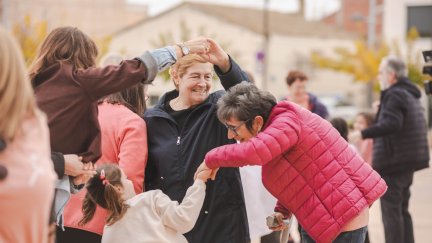 Alumnos y mayores participan en el programa 'Compartiendo movimiento' en el colegio Katia Acín de Binéfar (Huesca). / Ministerio de Educación