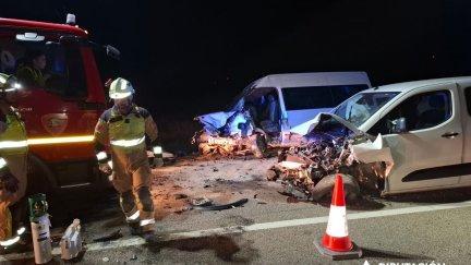Los bomberos han tenido que extraer a una persona del interior de uno de los vehículos implicados en el accidente. | DPZ