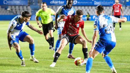El jugador de la SD Tarazona peleando un balón ante los jugadores del Sabadell