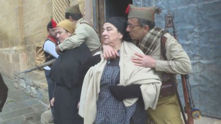 Momento de la recreación del rodaje de 'Tierra y libertad' en Mirambel. | Aragón TV