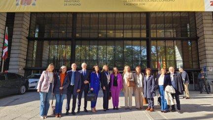 Consejeros del PP con los técnicos de Salud Pública, momentos antes de la reunión del CISNS. / Gobierno de Aragón