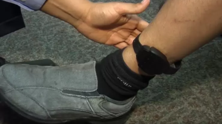 Pulsera telemática colocada en un tobillo. / Aragón TV