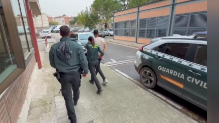 Dos agentes de la Guardia Civil se llevan esposado al detenido en un control de carretera en Candasnos (Huesca). / Guardia Civil