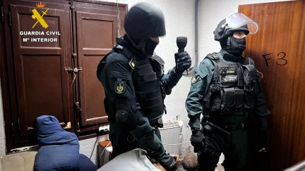 Agentes de la Guardia Civil junto a los dos detenidos./ Guardia Civil