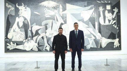 Sánchez y Zelenski han ido a ver el Guernica / Fernando Calvo - EFE