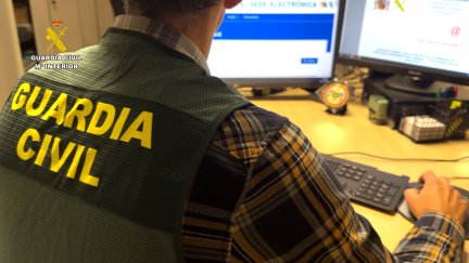 La Guardia Civil, a través del Equipo Arroba de Bizkaia, al cargo de la operación. / Guardia Civil