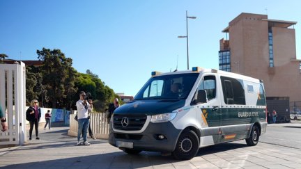 Un furgón de la Guardia Civil accede a la Ciudad de la Justicia de Almería. / Europa Press
