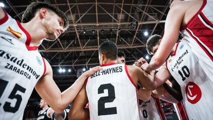 El equipo hace piña durante el partido ante Bakken Bears