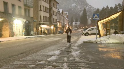 Nieve en la N-330 en la noche de este martes a su paso por Canfranc Estación. / Aragón TV