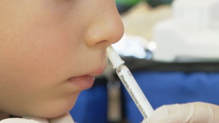 Las 500 farmacias de la provincia de Zaragoza han iniciado la campaña 'Vacunar es cuidar'. / Aragón TV
