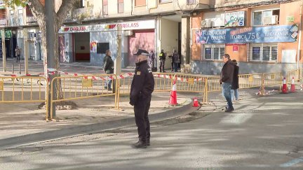 Bomberos y policía van a seguir trabajando durante las próximas horas para ayudar a los vecinos y evitar actos vandálicos. / Aragón TV