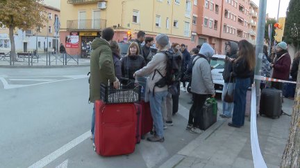 Los vecinos desalojados llegaban a primera hora de este viernes para sacar sus enseres de las 77 viviendas desalojadas. / Aragón TV
