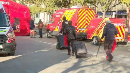 Los vecinos han podido acceder a sus viviendas de manera escalonada y de tres en tres./ Aragón TV