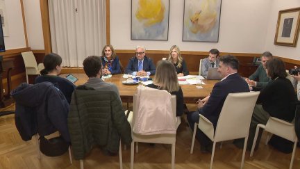 Mar Vaquero se ha reunido este viernes con representantes del sector porcino para analizar la situación. / Aragón TV