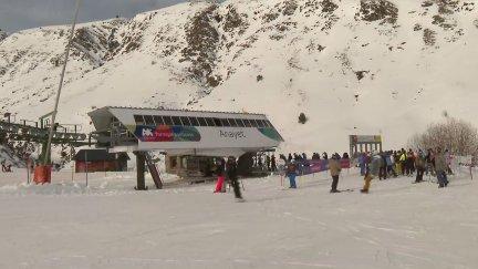Esquiadores esperan el remonte en Formigal este sábado. / Aragón TV