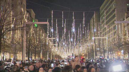 El paseo Independencia, abarrotado para presenciar el encendido. / Aragón TV