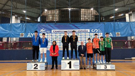 Alejandro Gallego y Gonzalo Isabal en el podio del nacional sub-23 en dobles mixtos. Badminton.es