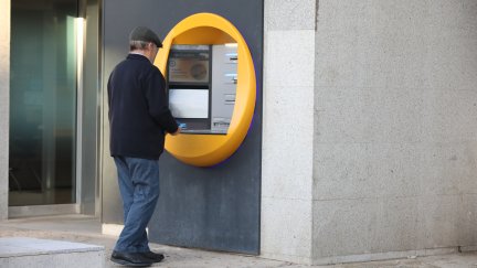 Detenidos dos hombres por estafar a personas vulnerables en cajeros automáticos. / Europa Press. Rafael Bastante