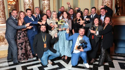 El equipo de El campo es nuestro, después de recibir el premio Ondas. / CARTV