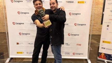 José Ángel Guimerá e Ignacio Romanos con el premio. / Festival de Cine de Zaragoza