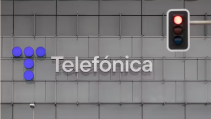 Un semáforo en rojo frente a la sede de Telefónica, a 28 de noviembre de 2023, en Madrid (España). - Eduardo Parra - Europa Press - Archivo