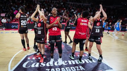 Casademont Zaragoza celebrando con la grada la última victoria ante Movistar Estudiantes. Foto: Casademont Zaragoza