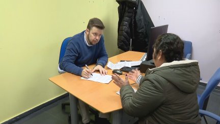 El abogado Antonio Orús atiende a una de las vecinas afectadas./ Aragón TV