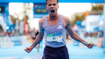 Carlos Mayo tras cruzar la línea de meta en la media maratón de Valencia. Foto: Instagram @CharlieAtle