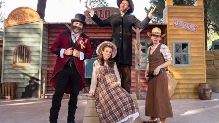 El Teatro del Mercado estrena un nuevo espectáculo familiar titulado 'A Ton Town West. Repoblación Express'. / Almozandia Teatro