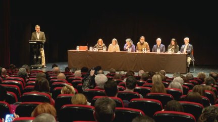Reunión de vecinos afectados de la vivienda de la plaza Santa Clara de Huesca. / Aragón TV