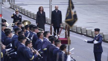 Los presidentes del Congreso de los Diputados, Francina Armengol (c-i), y del Senado, Pedro Rollán (c-d), acompañados por el jefe de Estado Mayor de la Defensa, Teodoro López Calderón (i), al inicio del acto institucional por el Día de la Constitución. EFE/Borja Sánchez-Trillo