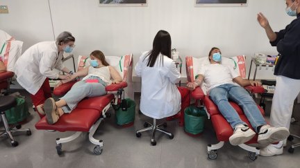 Dos jóvenes donan sangre en Aragón. / Banco de Sangre de Aragón