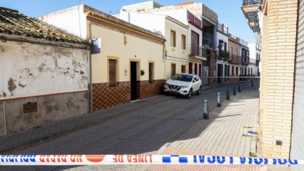 Precinto de la Policía Local que limita el acceso a la vivienda de la localidad sevillana de El Viso de Alcor en la que anoche fue hallada muerta una mujer, a primera hora de este domingo. El Ayuntamiento de El Viso del Alcor (Sevilla) ha hecho un llamamiento a los vecinos para guardar un minuto de silencio este domingo ante las puertas del Consistorio, en memoria de la mujer hallada muerta anoche en una vivienda de la localidad, un suceso que se investiga como un posible asesinato machista. EFE/David Arjona