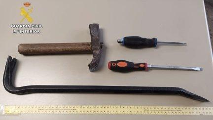 La herramientas que el detenido utilizaba, presuntamente, para cometer los robos. | Guardia Civil