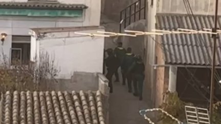 Efectivos de la Guardia Civil tratando de acceder a la vivienda del presunto agresor.