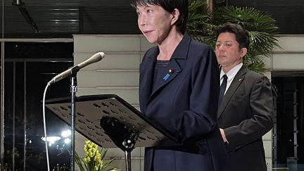 La primera ministra, Sanae Takaichi, comparece tras el terremoto. / EFE