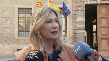 Mar Vaquero responde ante los medios en el edificio Pignatelli. / Aragón TV