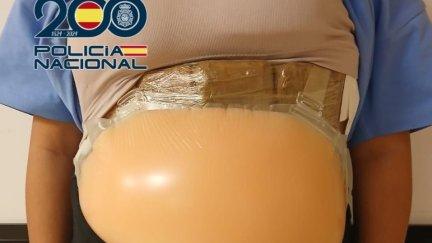 La detenida guardaba la sustancia en paquetes adosados a su abdomen. / Policía Nacional