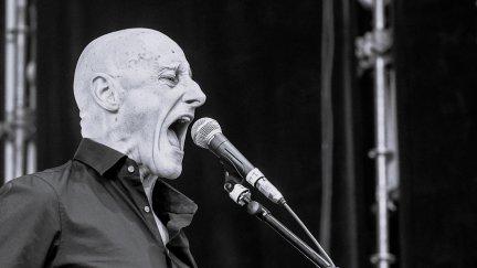 Jorge Martínez, líder de la banda Ilegales, en una actuación en el festival Noches del Botánico. / EUROPA PRESS